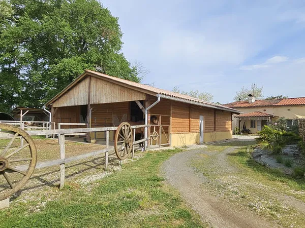 Propriété équestre avec maison et dépendances