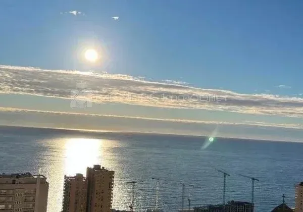 A VENDRE APPARTEMENT 2P VUE MER À LA FRONTIÈRE DE MONACO