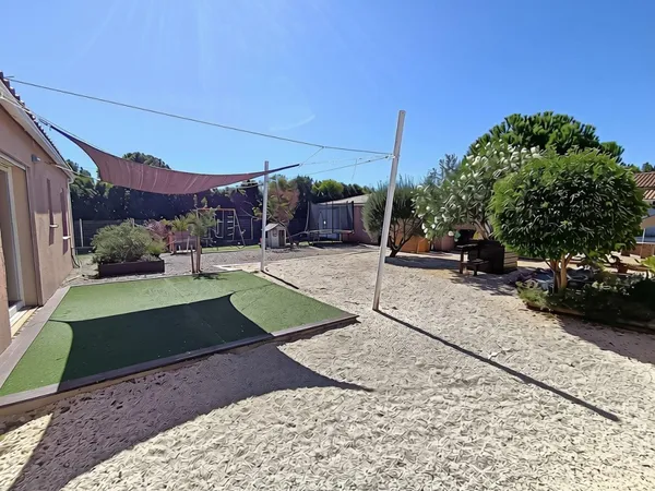 Villa 120m² 4 chambres sur terrain de 996m² avec piscine, double garage et cuisine d'été