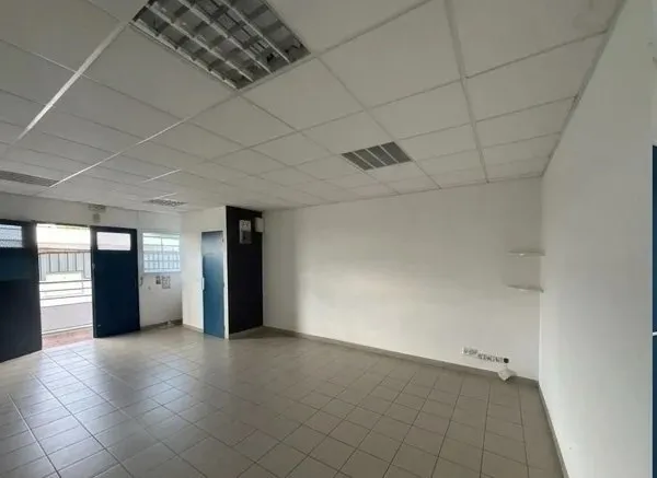 585,90 € TTC+ CHARGES 78,12 € -A louer étage 36m² - Local bureau à Jarry, 97122 BAIE-MAHAULT