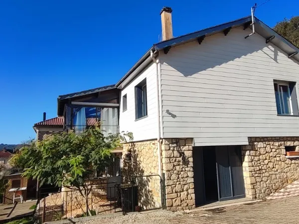 Tout proche du centre ville de Lalinde, jolie maison rÃ©novÃ©e de