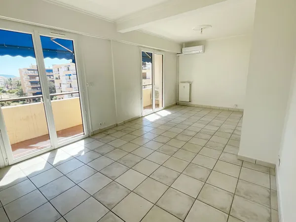 HYERES - T2 - 49 m² - terrasse - stationnement - cave