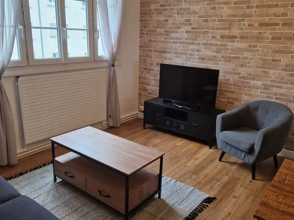 Loue une Chambre dans Bel Appartement en Colocation