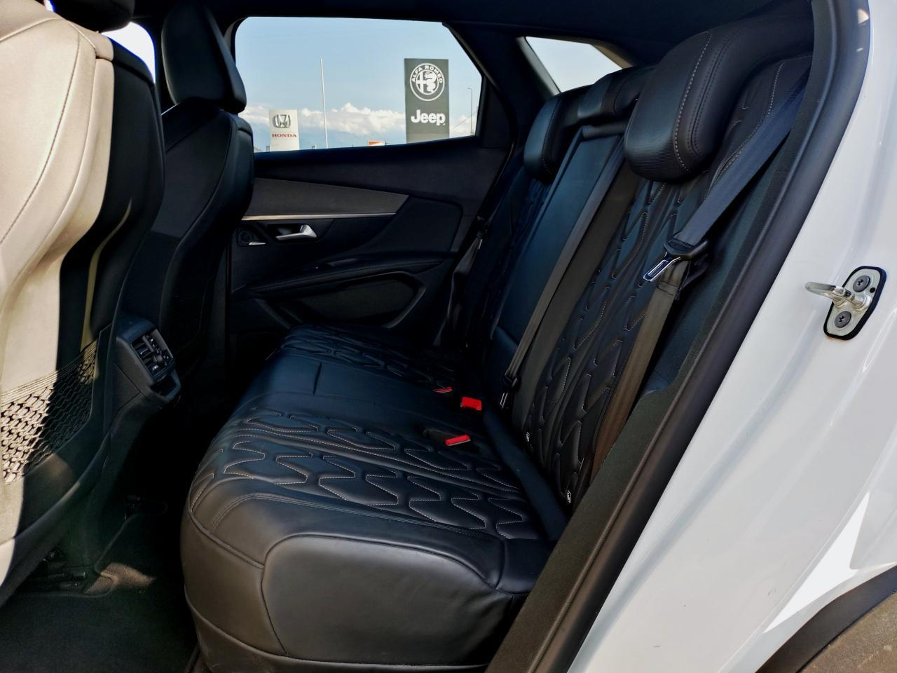 Peugeot 3008 hybrid4 300 e-eat8 gt line — photo 17