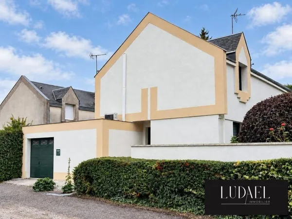 Maison familiale de 136 m² avec jardin paysager et double garag