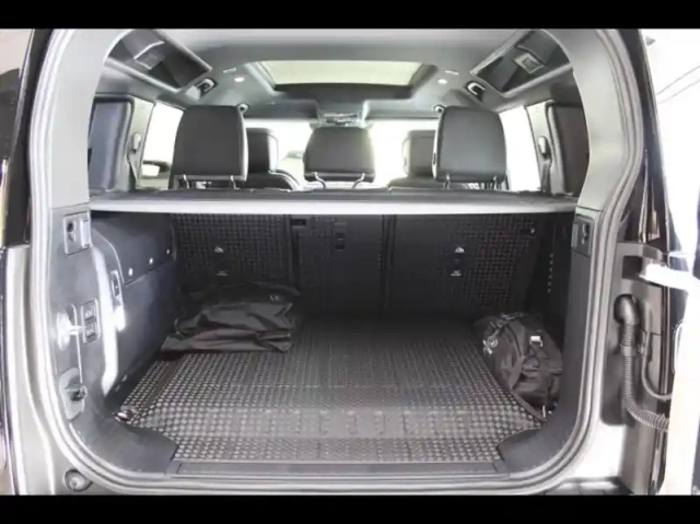 Land Rover Defender 110 2.0 p300e phev x-dynamic hse — photo 13