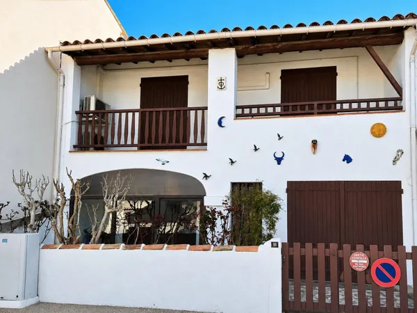 Maison Les Saintes-Maries-de-la-Mer, 3 chambres, cour intérieure et garage.