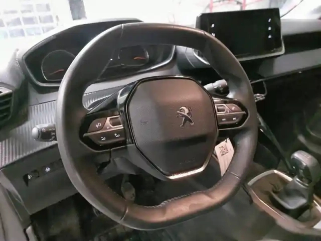 Peugeot 208 puretech 75 s&amp;s bvm5 — photo 9