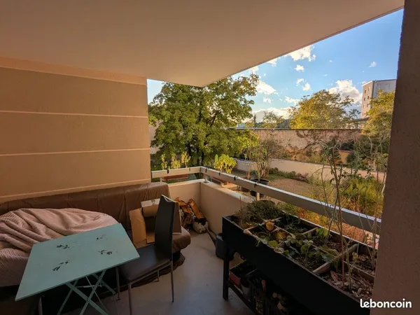 T3 de 80 m² au calme sur jardin avec balcon et parking - Lyon 8e