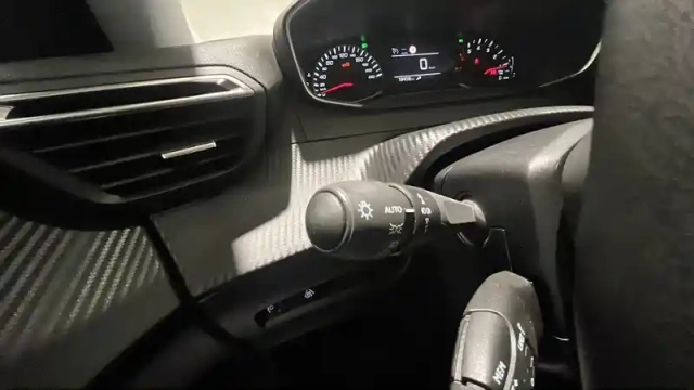 Peugeot 2008 puretech 100 s&amp;s bvm6 — photo 12