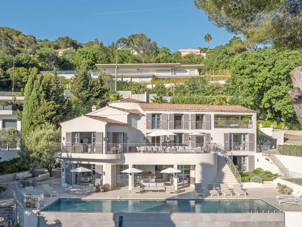 HAUTEURS DE CANNES - VILLA CONTEMPORAINE AVEC VUE MER PANORAMIQUE