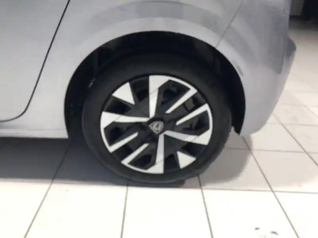 Peugeot 208 hybrid 110 e-dcs6 — photo 13