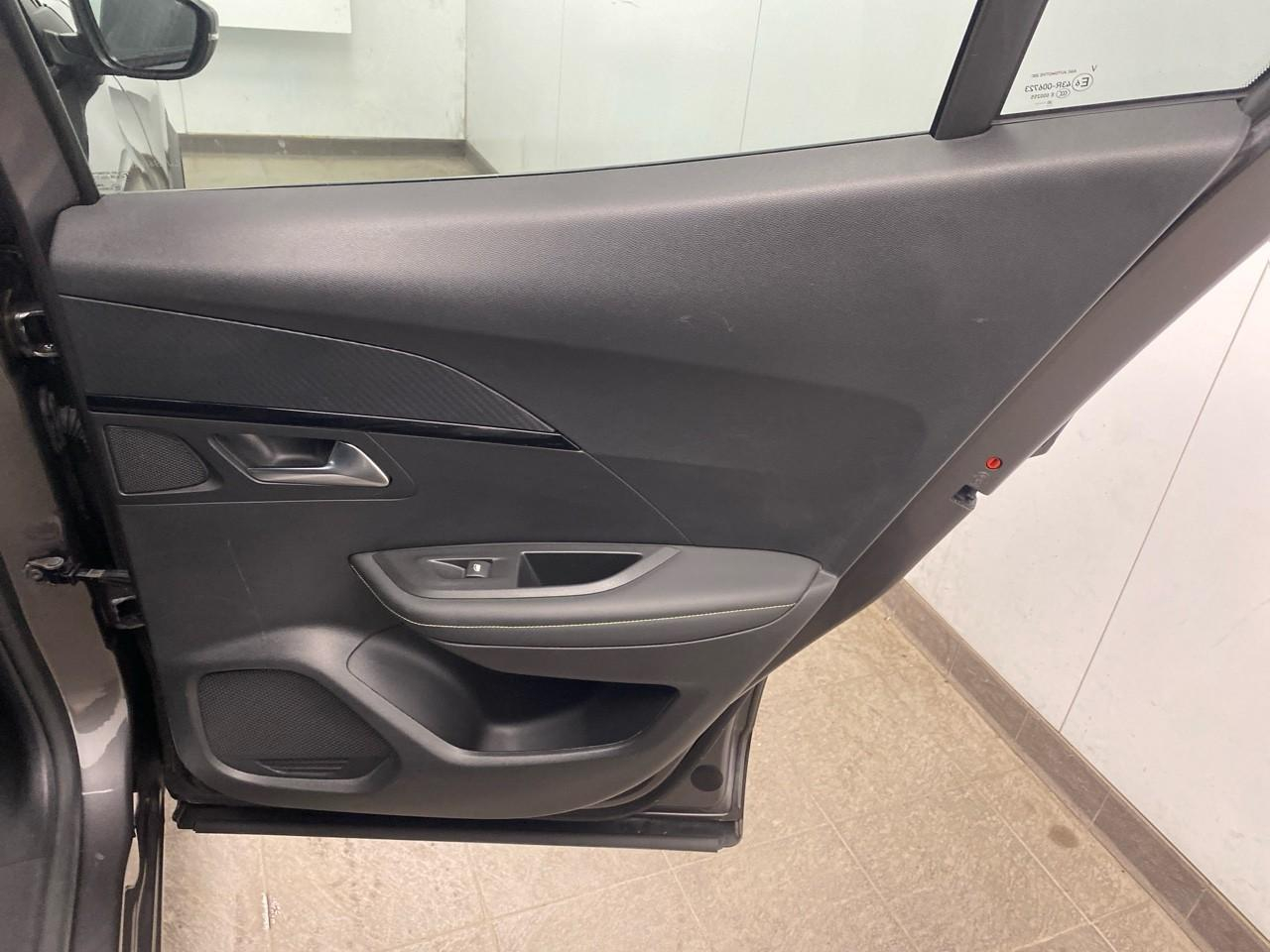 Peugeot 2008 puretech 130 s&s eat8 gt line — photo 25
