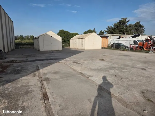 Terrain avec hangar