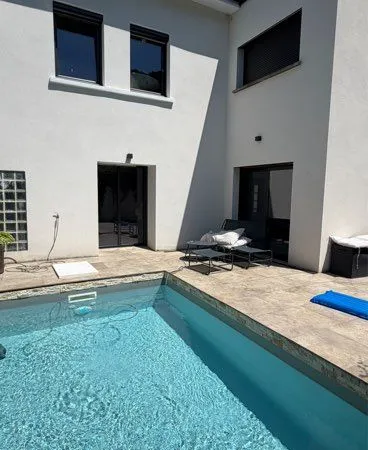 Superbe villa contemporaine avec piscine - Belles prestations - Emplacement idéal