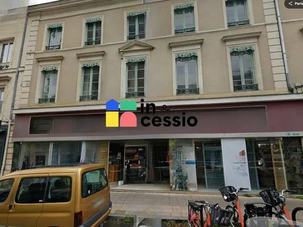 Local commercial 693 m²