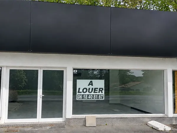 SUPERBE Local commercial - 90m2 - 750 HT - CREYSSE - sur axe grand passage