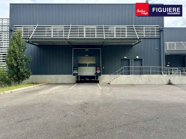 Entrepôt 762m² à qui à louer pole d'activités Aix
