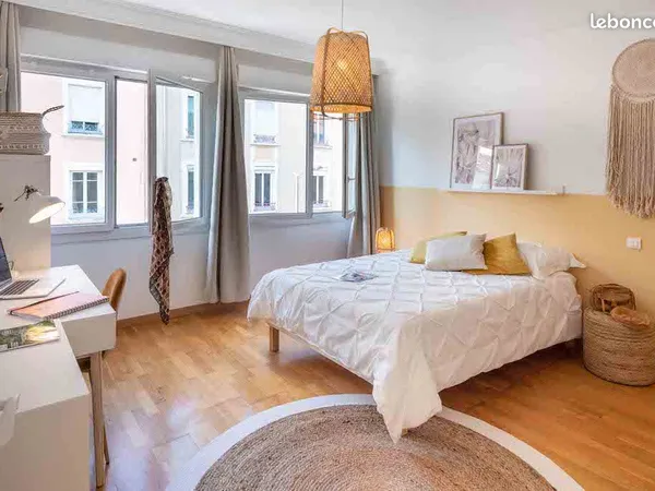 Chambre 8 pièces 170 m²