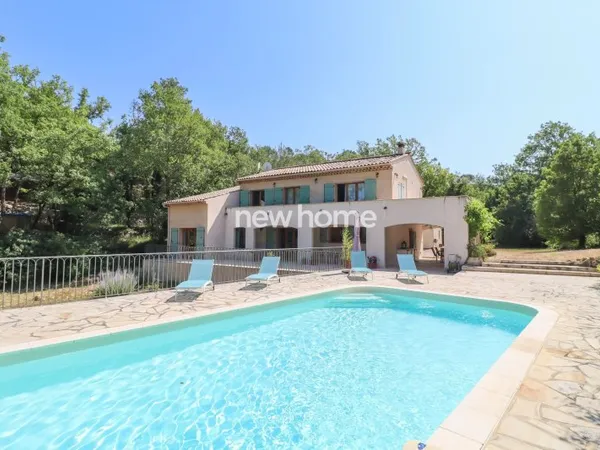 Maison avec piscine et double garage.