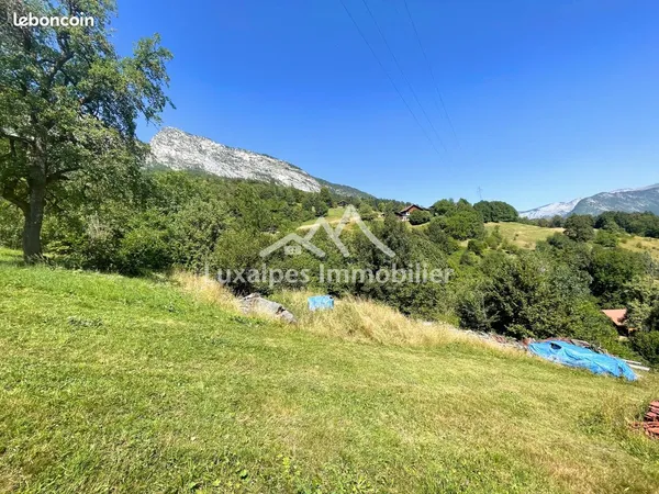 Terrain constructible de près de 3 000 m² aux Clefs