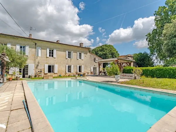 Maison 10 pièces 335 m²