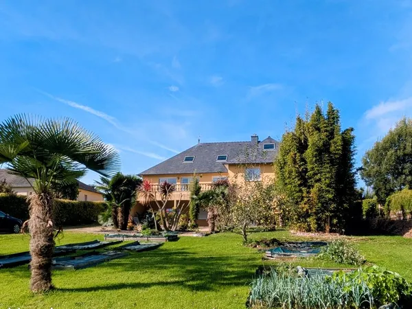 Maison, avec loft et deux appartements