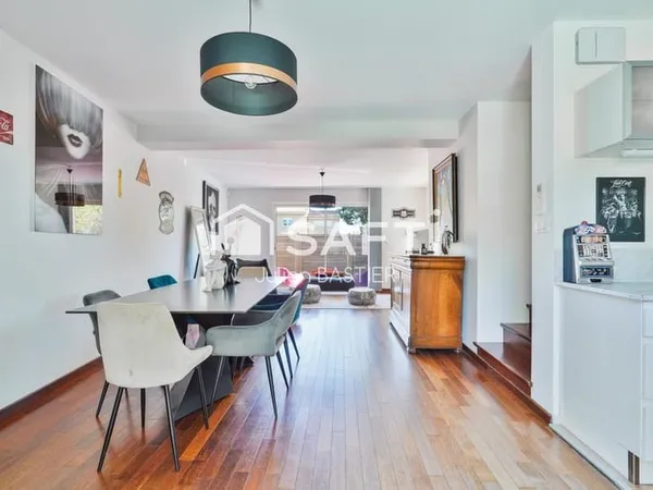 Eysines / Caudéran  Maison d'environ 127m2 avec 4 chambres, 2 extérieurs, stationnement