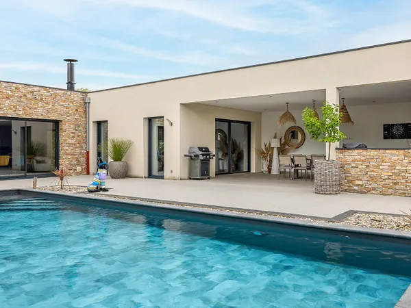 Contemporaine et piscine ou l'art de vivre en extérieur paysagé