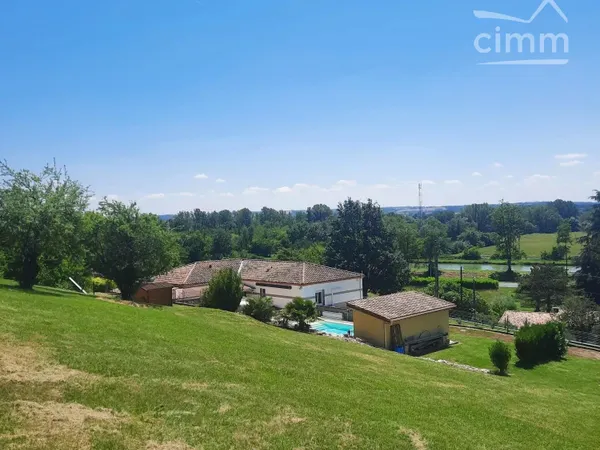 TRES BELLE MAISON CONTEMPORAINE TYPE V GRAND JARDIN PISCINE