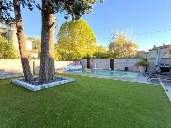 Maison de caractère avec piscine et jardin arboré
