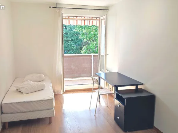 Chambre sur cours en colocation meublé place saint louis
