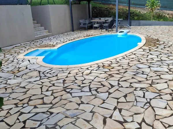 HOUELBOURG, VILLA + DEPENDANCE AVEC PISCINE