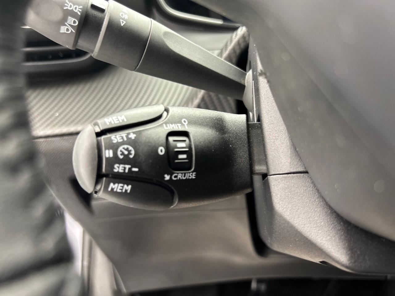 Peugeot 208 100 s&s bvm6 allure — photo 20