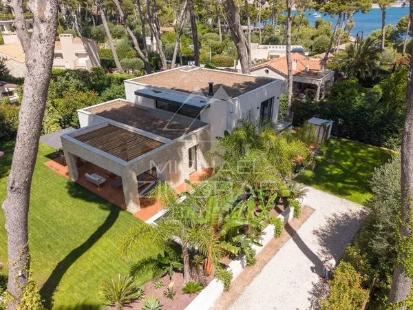 Villa contemporaine neuve au coeur du Cap d'Antibes, à deux pas des plages de la Garoupe