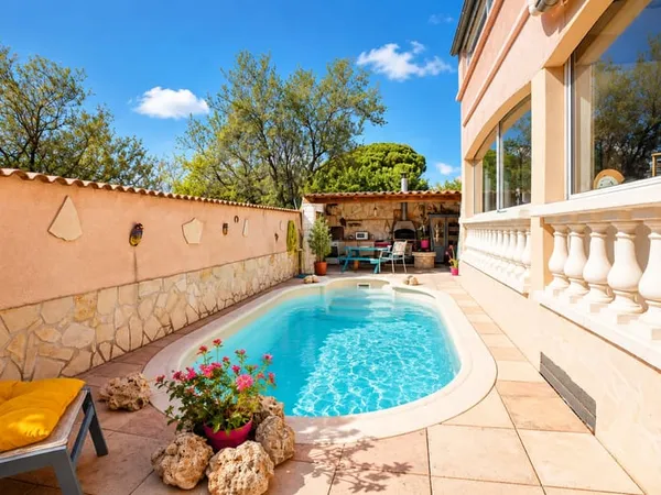 LA CRAU BAS DE VILLA T4 DE 110 M2 AVEC JARDIN, PISCINE ET GARAGE DE 144 M2