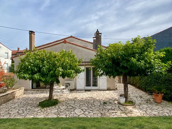 Maison 140m² avec jardin, garages et locaux professionnels