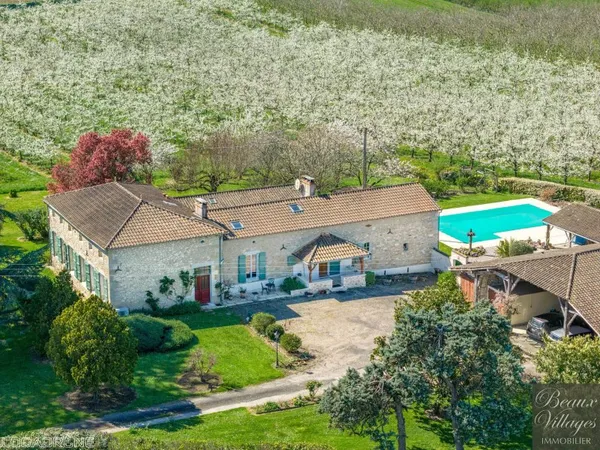 Fabuleuse ferme avec piscine et dépendances offrant du potentiel