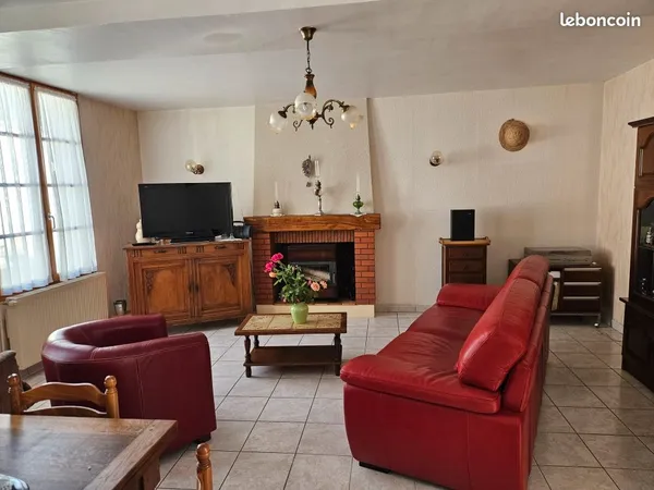 Maison plain pied avec cour dependances 49390