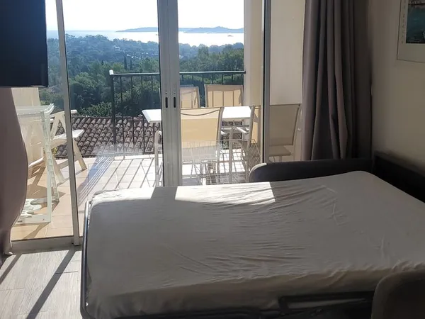 Grand studio climatisé vue mer les Restanques