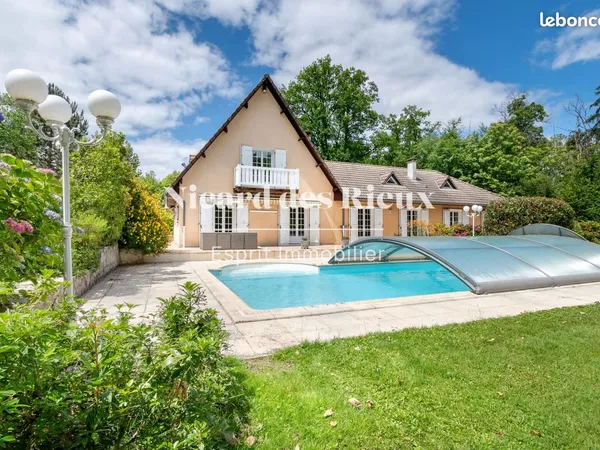 Propriété 5 pièces 221 m²