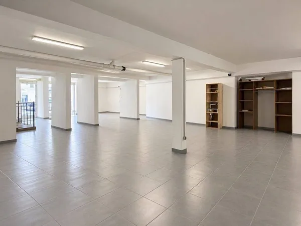 Local commercial 230 m²