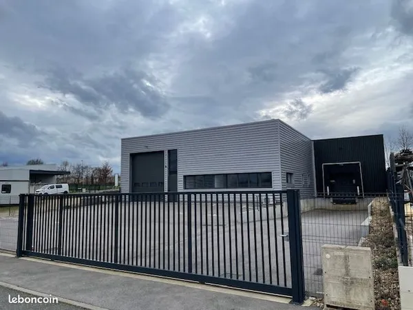 A louer - Bâtiment industriel à Chaleins de 500m², avec bureaux & quai de chargement