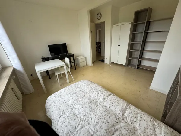 Chambre meublée 15 m² avec sanitaires privatifs en colocation — Terville