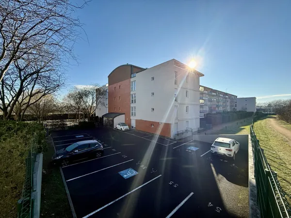Appartement T3 avec terrasse, parking et garage  Cournon d'