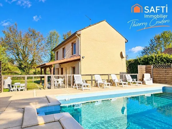 Maison avec piscine et terrain clôturé.