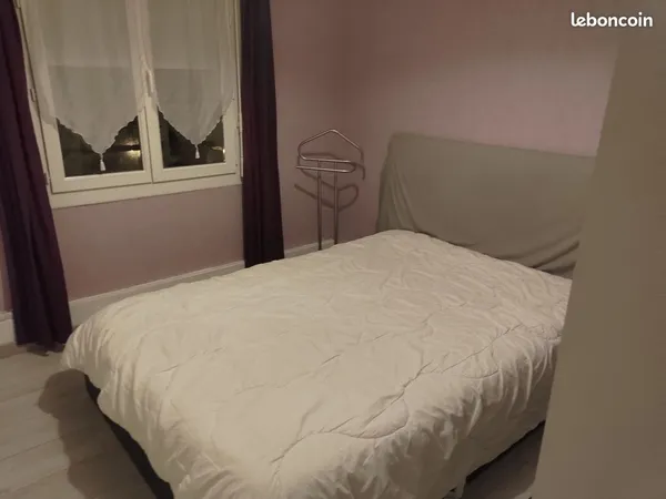 Loue chambre meublée 350