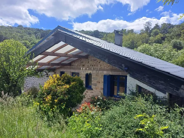 Située à 5km de Lanuéjouls , 12km de Villefranche de Rouergue et 45mn de Rodez.