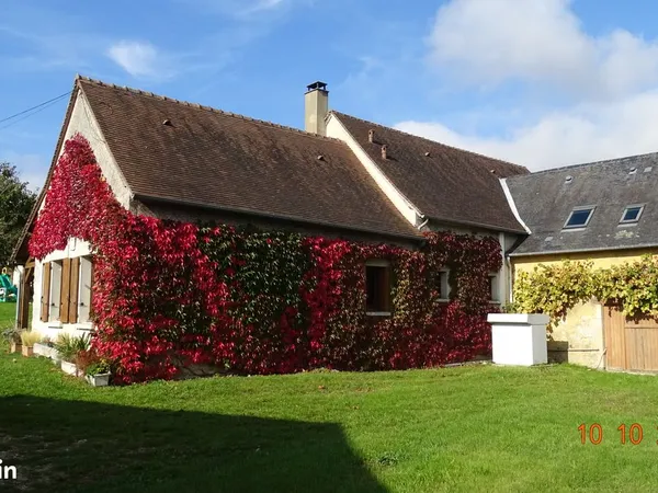 Nombreux bâtiments sur beau terrain