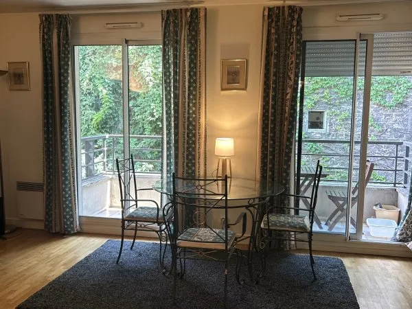 À louer studio meublé, 33m² avec balcon, terrasse Paris XVIe sur jardin, intérieur, calme absolu